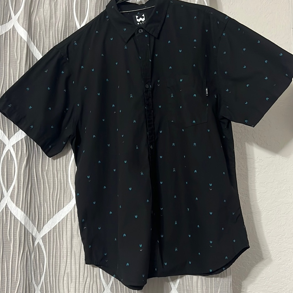 Men’s casual black buttoned down short sleeve shirt with blue arrows